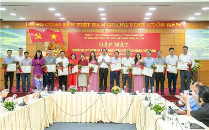Phóng viên Báo Dân tộc và Phát triển được Chủ tịch UBND tỉnh Lào Cai tặng Bằng khen