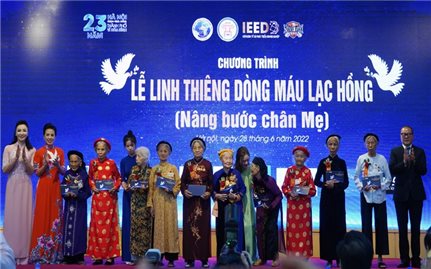 Trao tặng 53 sổ tiết kiệm, tri ân các Mẹ Việt Nam Anh hùng, người có công với đất nước