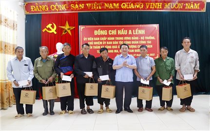Bộ trưởng, Chủ nhiệm Ủy ban Dân tộc Hầu A Lềnh thăm, tặng quà đồng bào DTTS tỉnh Lai Châu