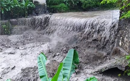 Cao Bằng: Lũ quét cuốn 4 người mất tích khi đang xúc cát bên suối