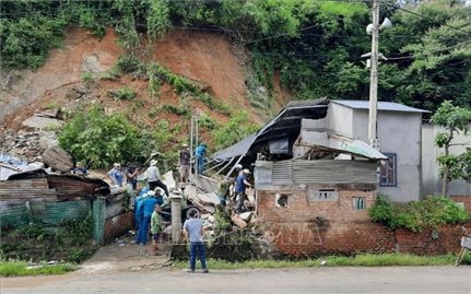 Đắk Lắk: Sạt lở đất làm sập nhà dân, 4 người bị thương