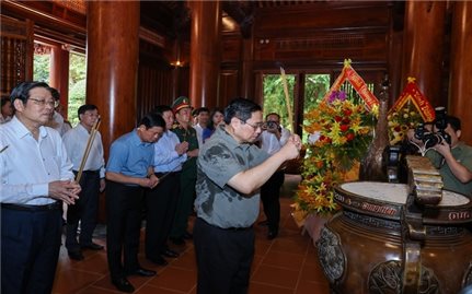 Thủ tướng dâng hương tưởng niệm Chủ tịch Hồ Chí Minh, tri ân anh hùng, liệt sĩ tại các 