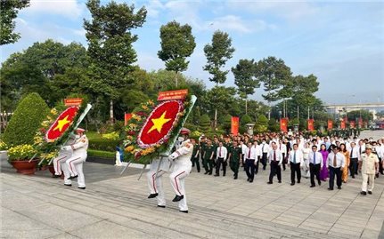 Lãnh đạo TP. Hồ Chí Minh và Quân khu 7 dâng hoa tưởng niệm các Anh hùng liệt sĩ