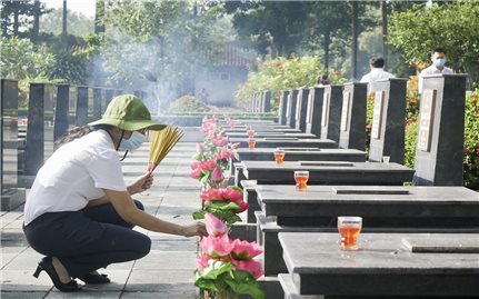 Ban Dân tộc TP. Hồ Chí Minh dâng hương tưởng niệm các Anh hùng liệt sĩ