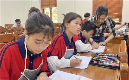 Quảng Ninh: Khai giảng Lớp dạy nghề vẽ tranh trên đá cuội cho trẻ mồ côi, khuyết tật