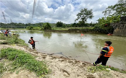 Lào Cai: Nỗ lực tìm kiếm 2 nạn nhân bị nước cuốn do mưa lũ