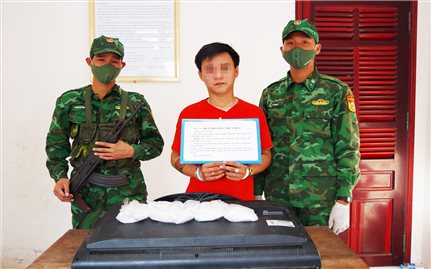 Bộ đội Biên phòng An Giang: Bắt giữ đối tượng vận chuyển gần 900g ma túy