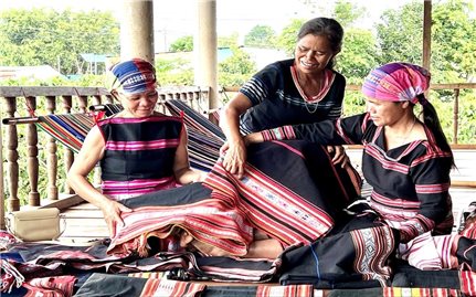 Cơ hội mới cho nghề dệt thổ cẩm truyền thống ở Gia Lai