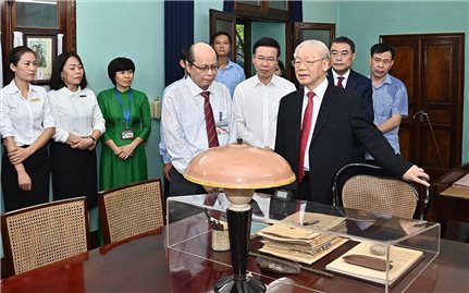 Tổng Bí thư Nguyễn Phú Trọng dâng hương, tưởng niệm Chủ tịch Hồ Chí Minh tại Nhà 67