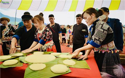 Điện Biên: Hàng nghìn người tham dự Ngày hội văn hóa dân tộc Mông tại huyện Nậm Pồ