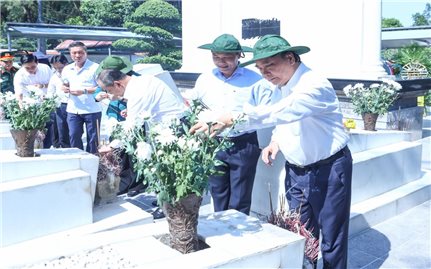 Chủ tịch nước dâng hương tưởng niệm tại Ngã ba Đồng Lộc