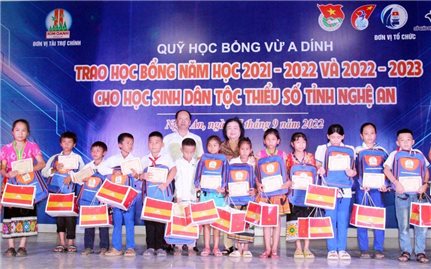 Trao tặng 140 suất học bổng Vừ A Dính cho học sinh DTTS ở Nghệ An