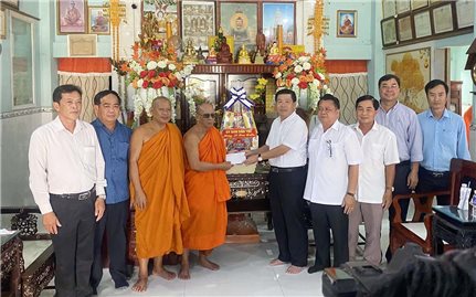 Thứ trưởng Lê Sơn Hải thăm, chúc mừng Lễ Sene Dolta của đồng bào Khmer Tây Nam Bộ