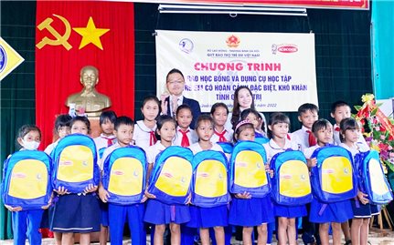 Quảng Trị: Quỹ bảo trợ trẻ em Việt Nam trao học bổng cho học sinh DTTS