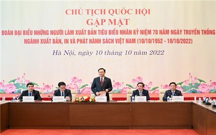 Chủ tịch Quốc hội Vương Đình Huệ gặp mặt người làm xuất bản tiêu biểu cả nước