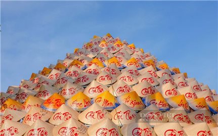 Ấn tượng- Nón lá thư pháp khổng lồ ở bến Ninh Kiều
