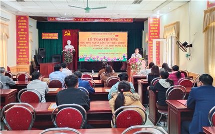 Ban Dân tộc Nghệ An trao thưởng học sinh DTTS đạt thành tích cao trong Kỳ thi THPT Quốc gia