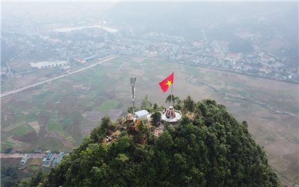 Thiêng liêng Lễ thượng cờ và khánh thành Cột cờ Tổ quốc trên núi Cô Tiên
