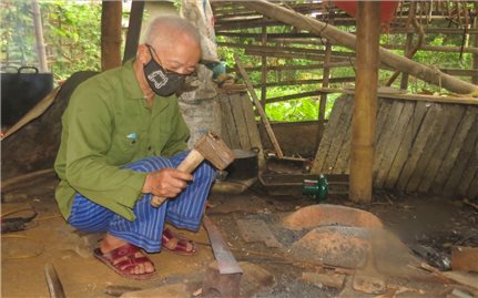 Người giữ nghề rèn truyền thống của đồng bào Dao ở Làng Nhà