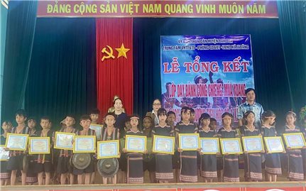 Gia Lai: Trao chứng nhận cho 47 học sinh dân tộc Gia Rai lớp học cồng chiêng và múa xoang