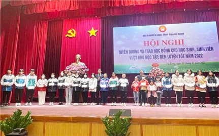 Quảng Ninh: Tuyên dương, trao học bổng cho 175 học sinh, sinh viên vượt khó học tập