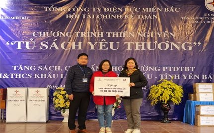 Hội Tài chính Kế toán EVNNPC và PC Yên Bái trao tặng quà cho học sinh DTTS vùng khó