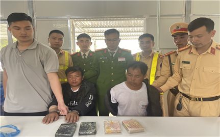 Lai Châu: Bắt 2 đối tượng nghi vận chuyển 4 bánh Heroin