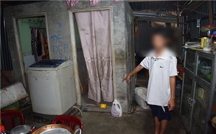 An Giang: Tạm giữ hình sự cha dượng hành hạ bé trai 14 tuổi