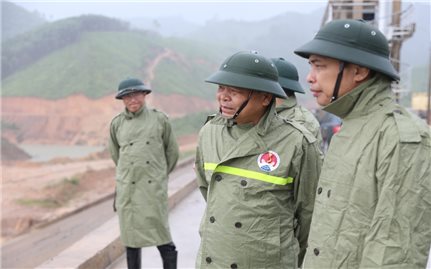 Đoàn công tác Ban Chỉ đạo Trung ương về phòng chống thiên tai kiểm tra, chỉ đạo chống bão tại Quảng Ninh