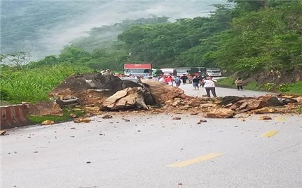 Mưa to kéo dài gây sạt lở nặng ở đèo Thung Khe - Hòa Bình