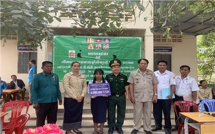 Bộ đội Biên phòng tỉnh Long An trao tặng học bổng cho học sinh vùng biên giới Campuchia