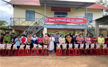 Ban Dân tộc tỉnh Bình Phước tặng quà cho đồng bào DTTS ấp Sóc Quả