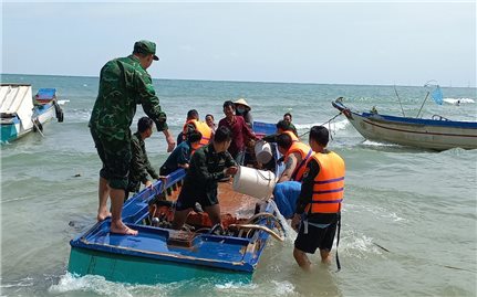 Đồn Biên phòng Hòn Sơn giúp dân trục vớt thành công 2 phương tiện đường thủy dân dụng