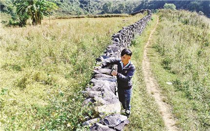 Độc đáo tường đá ở Sài Khao
