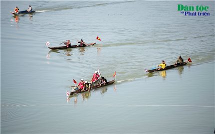 Kon Tum: Tổ chức Giải đua thuyền độc mộc truyền thống trên sông Đăk Bla
