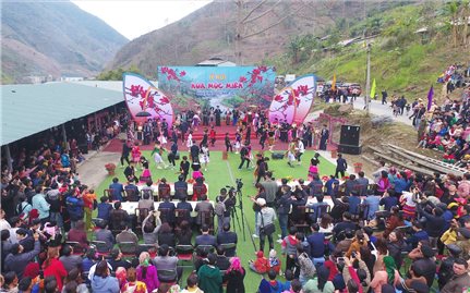 Hơn 3.000 người tham gia Lễ hội hoa Mộc miên huyện Mèo Vạc
