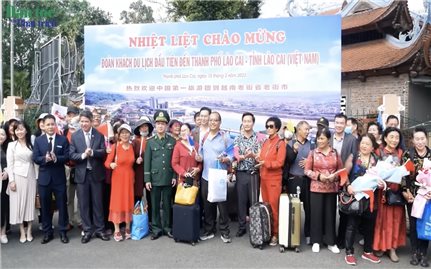 Đoàn du khách đầu tiên nhập cảnh vào Việt Nam qua cửa khẩu Quốc tế Lào Cai