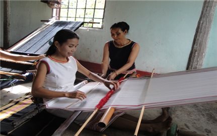 Cơ hội mới cho nghề dệt truyền thống của đồng bào Ba Na