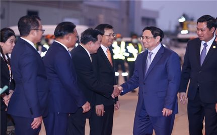 Thủ tướng tới Thủ đô Vientiane (Lào) dự Hội nghị cấp cao Ủy hội sông Mekong quốc tế