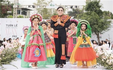 Fashion show Em Tây Bắc của Nhà thiết kế trẻ Linh Phương: Sắc màu thổ cẩm ấn tượng và tươi mới
