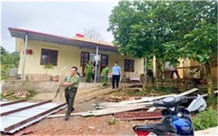 Cao Bằng: Nhiều nhà dân bị tốc mái vì mưa lớn và lốc xoáy
