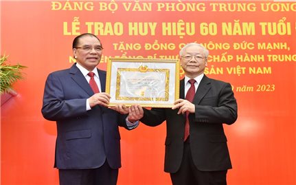 Trao Huy hiệu 60 năm tuổi Đảng tặng nguyên Tổng Bí thư Nông Đức Mạnh