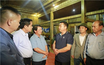 Bộ trưởng, Chủ nhiệm Ủy ban Dân tộc Hầu A Lềnh thăm hỏi các gia đình bị thiệt hại do mưa lũ trên địa bàn thị xã Sa Pa