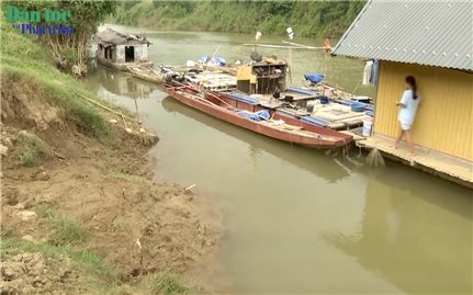 Đê tả sông Bưởi ở Thanh Hóa sạt lở nghiêm trọng