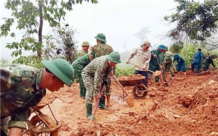 Khẩn trương giải tỏa ách tắc giao thông do mưa lũ đoạn tỉnh lộ 543D