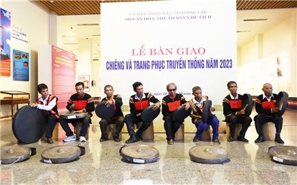 Đắk Lắk: Trao 13 bộ chiêng, 250 bộ quần áo truyền thống