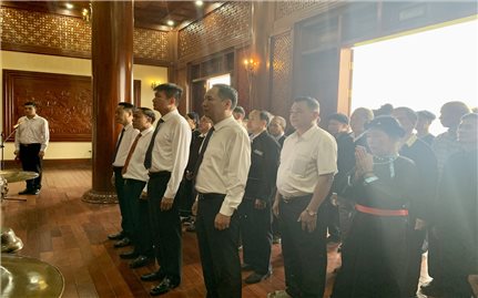 Đoàn đại biểu Người có uy tín tỉnh Yên Bái Báo công và dâng hương Chủ tịch Hồ Chí Minh