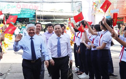 Bí thư Trung ương Đảng, Chủ tịch Ủy ban Trung ương MTTQ Việt Nam Đỗ Văn Chiến dự ngày hội Đại đoàn kết tại Cần Thơ