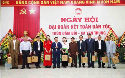 Bộ trưởng, Chủ nhiệm UBDT Hầu A Lềnh chung vui Ngày hội Đại đoàn kết tại Thạch Thất, Hà Nội