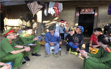 Người dân vùng cao Lào Cai tự nguyện giao nộp vũ khí vật liệu nổ